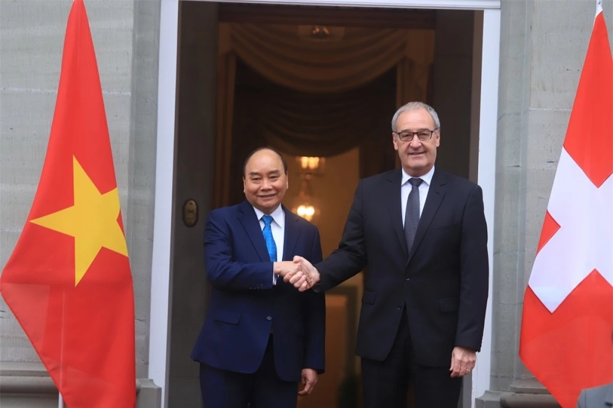 Tổng thống Liên bang Thụy sỹ Guy Parmelin chủ trì lễ đón Chủ tịch nước Việt Nam Nguyễn Xuân Phúc.